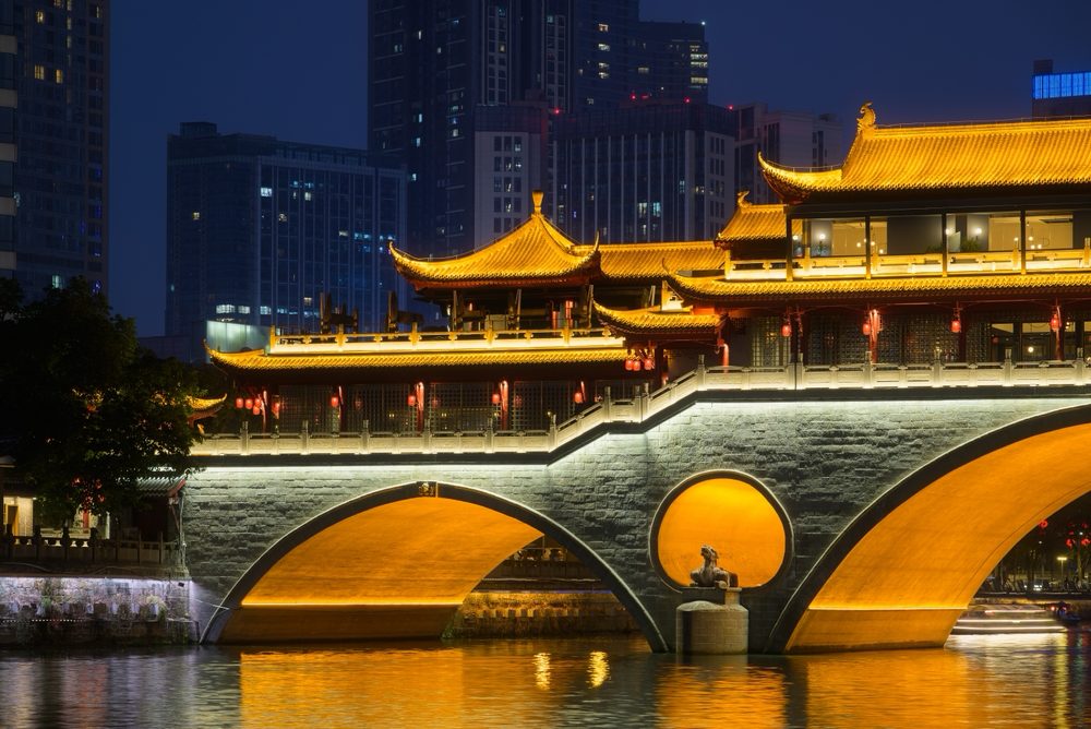 Le pont Anshun illuminé à la nuit tombée, à Chengdu