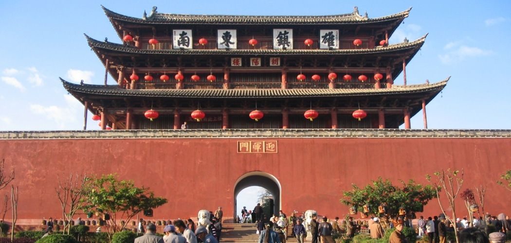 La grande porte rouge de la vieille ville de Jianshui, surmontée de son pavillon