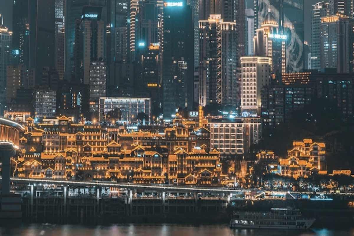 Hongyadong illuminé au pied des tours de Chongqing, au bord de la rivière