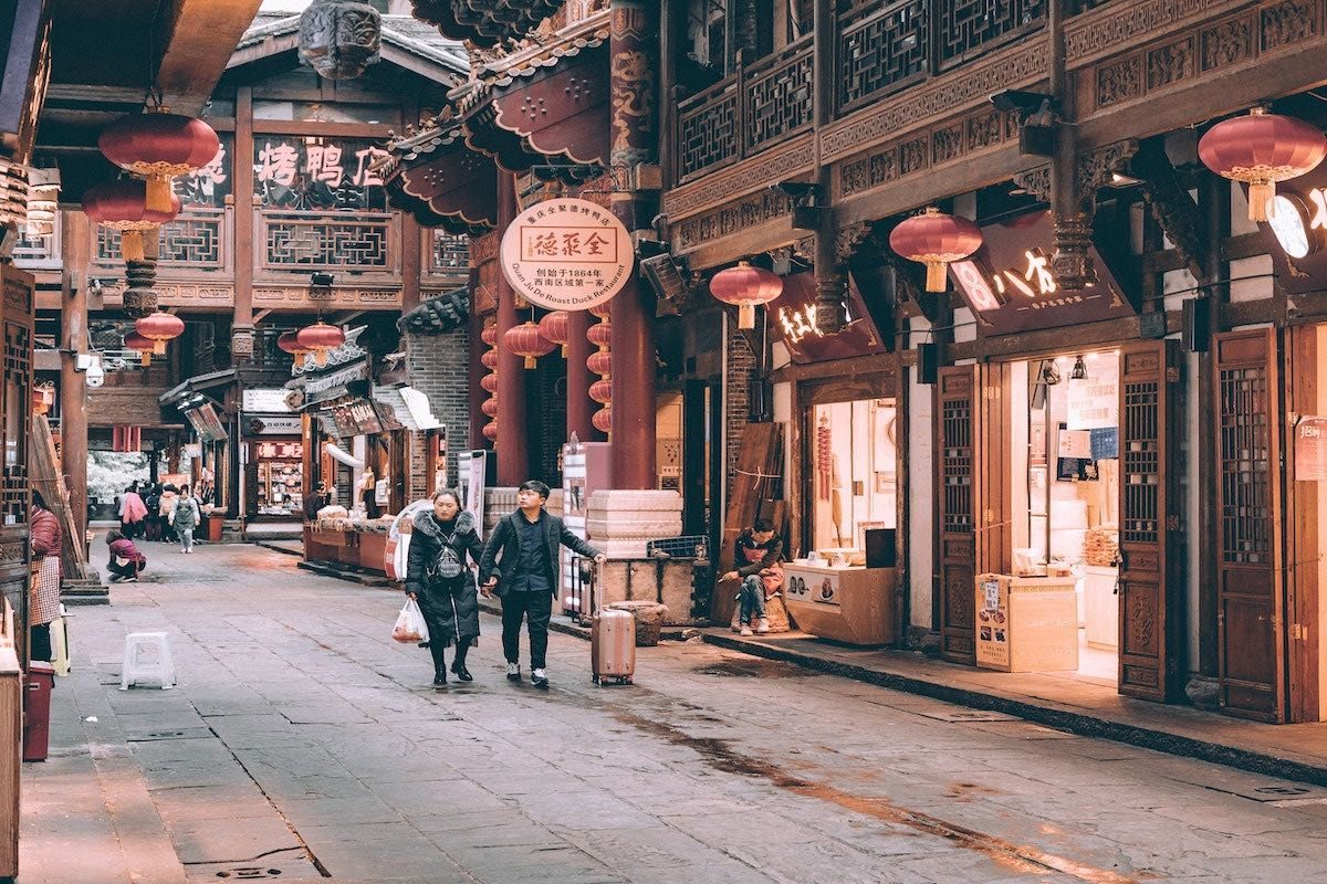 Une ruelle du vieux quartier de Ciqikou, à Chongqing, bordée de lanternes