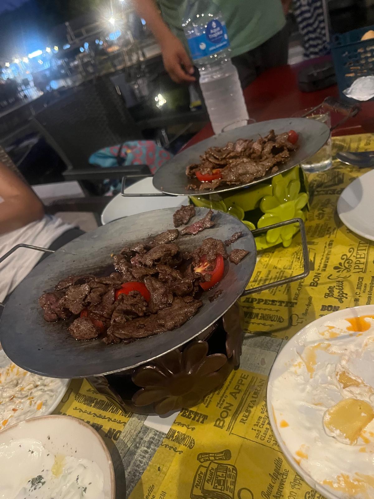 Plats de viande grillée et mezzés