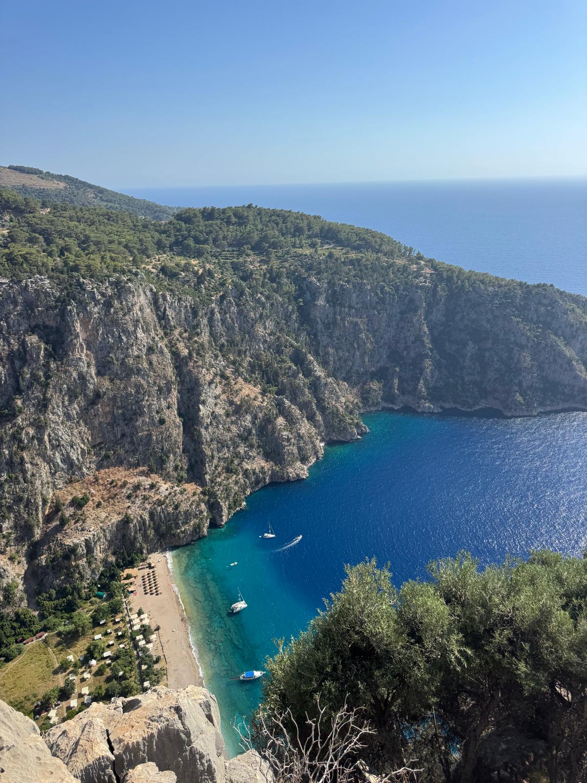 Falaises plongeant dans une baie bleu profond