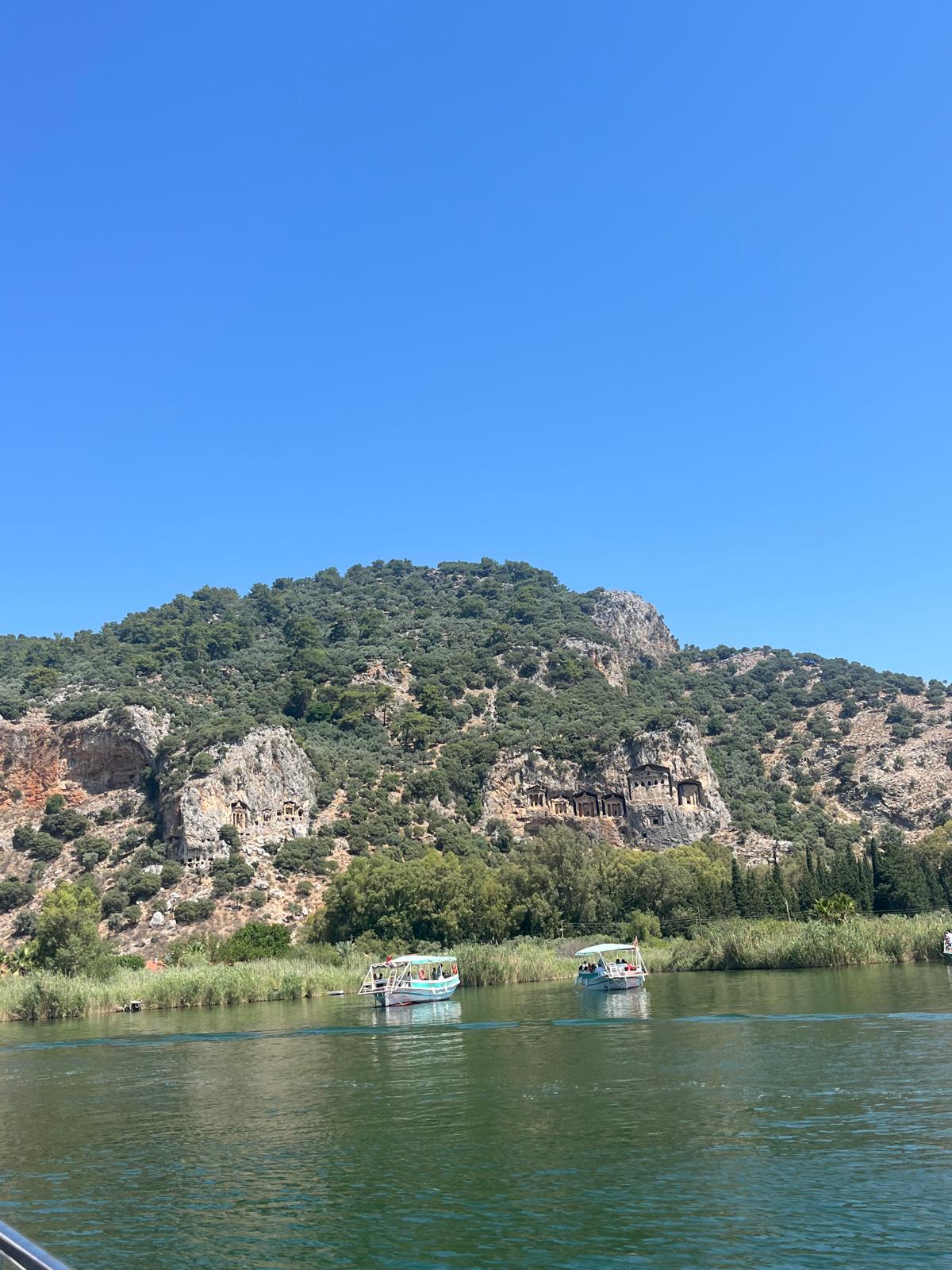 Rivière de Dalyan avec falaises et barques