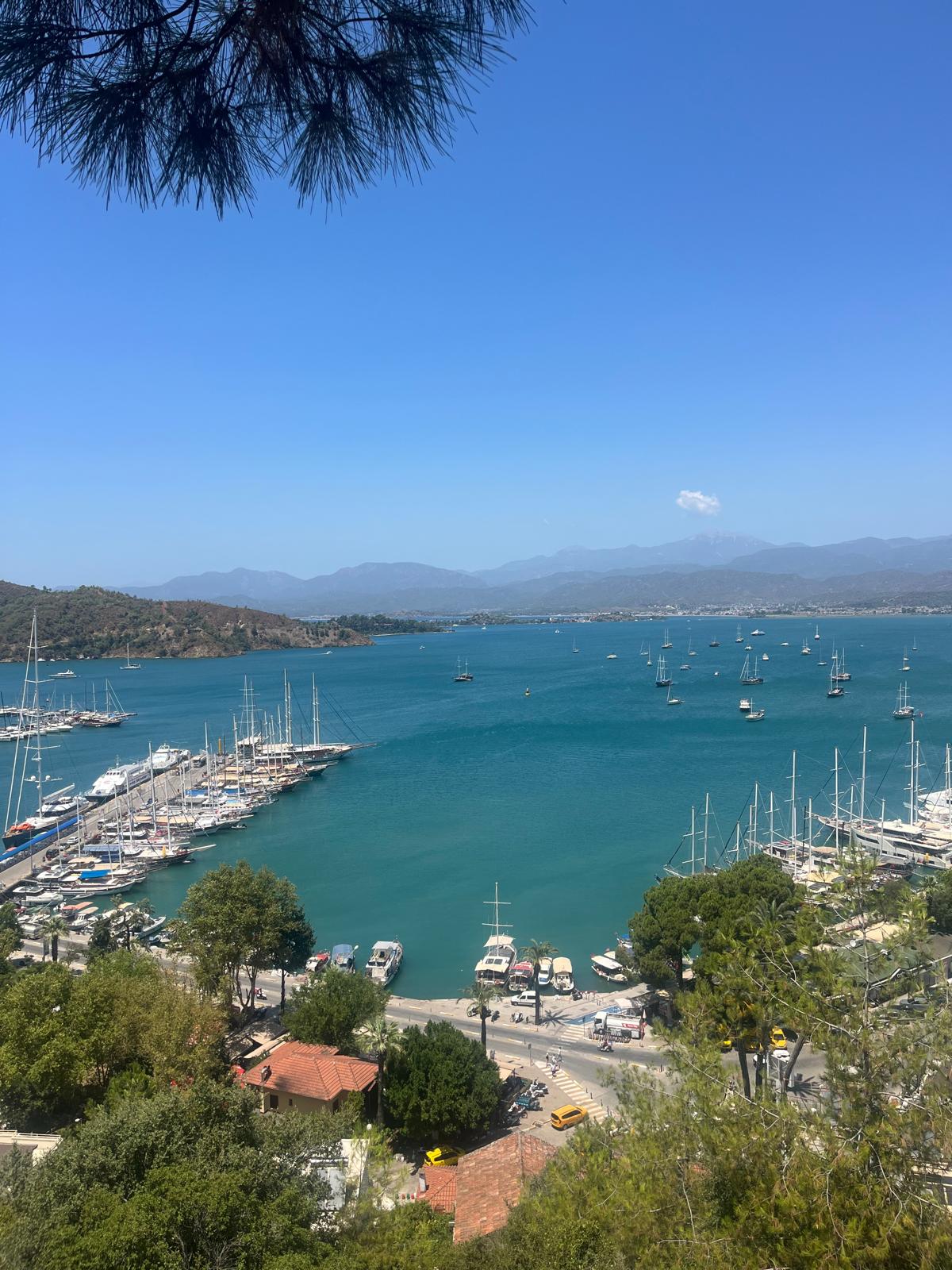 Marina et baie turquoise avec voiliers