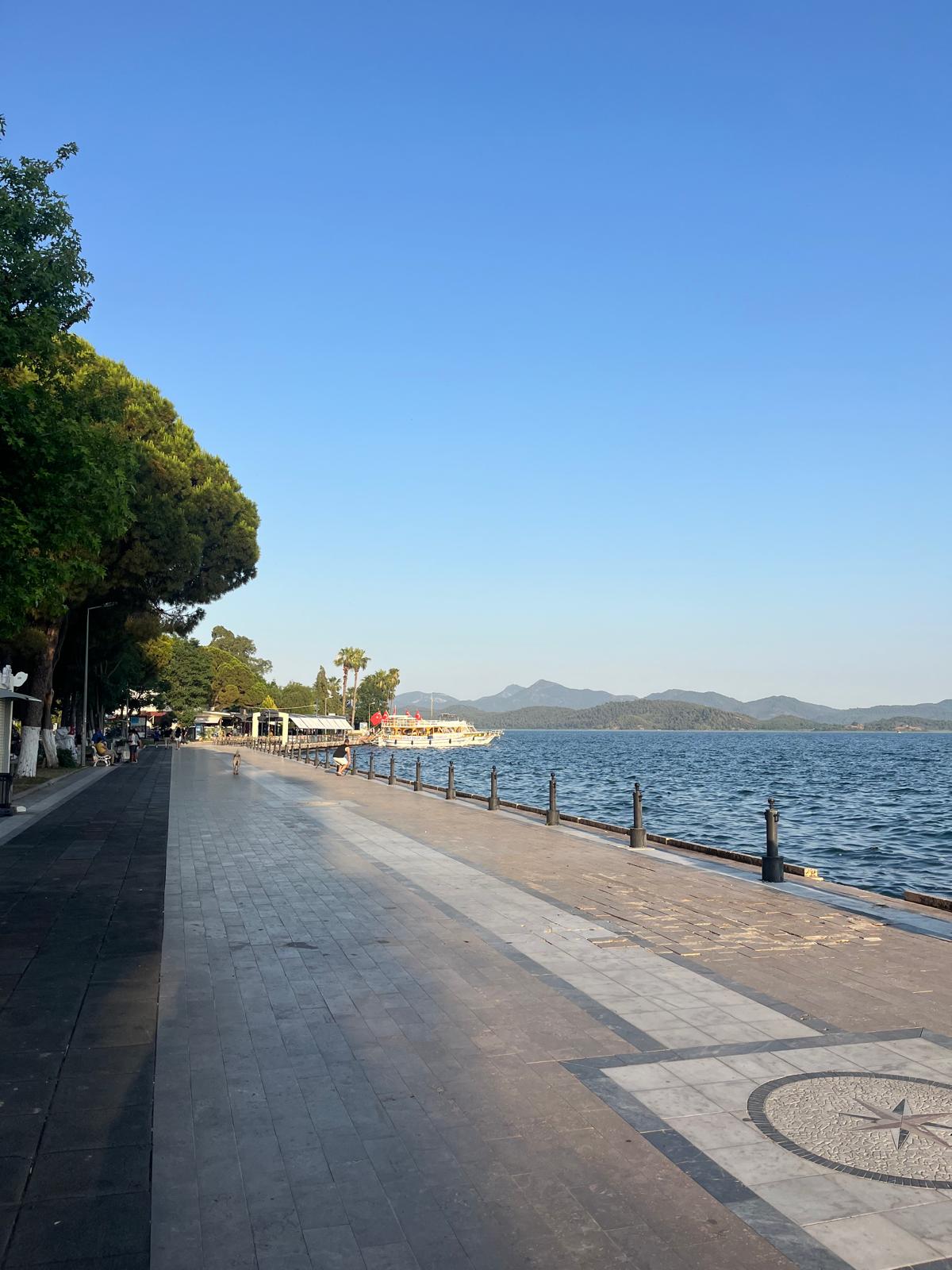 Promenade au bord du lac à Köyceğiz