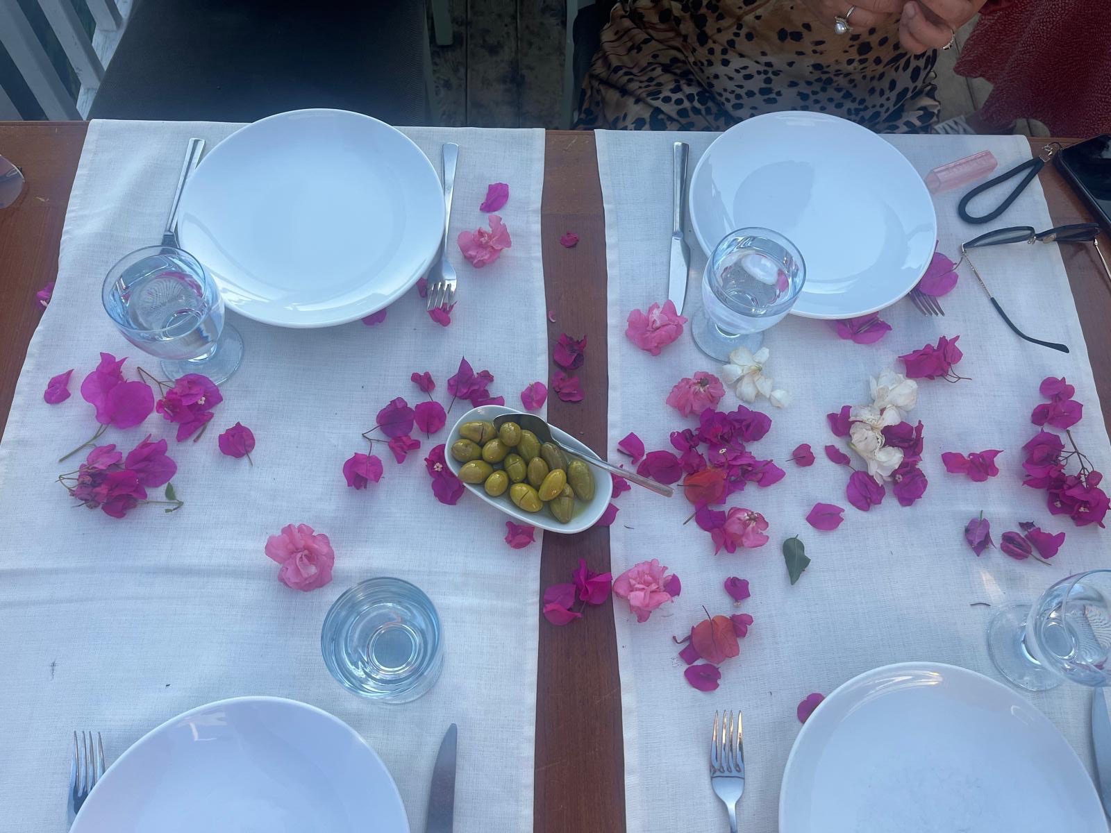 Table fleurie avec mezze et olives